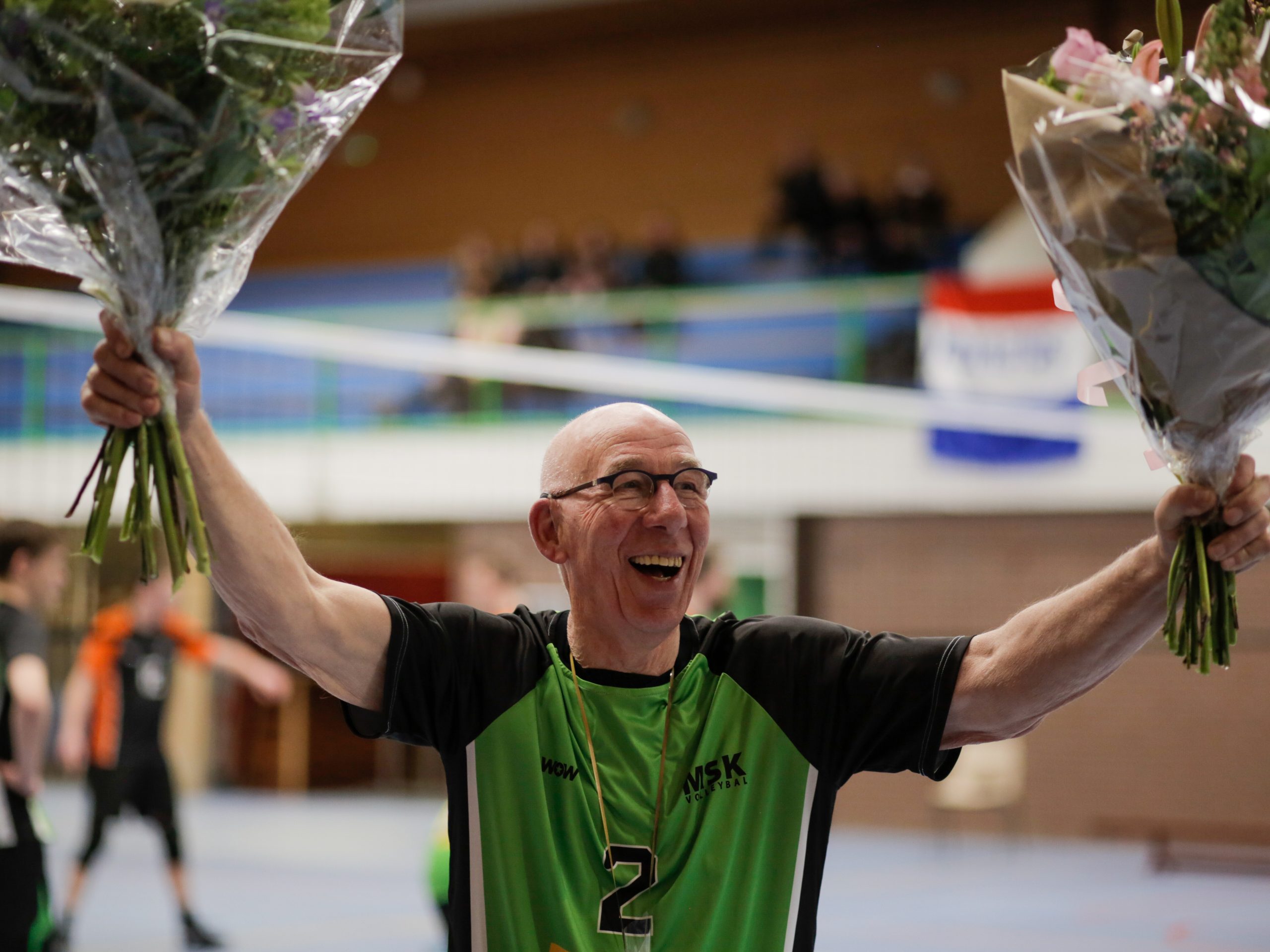 Vrijwilliger van MSK Volleybal met bloemen